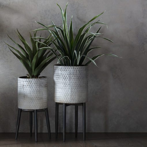 round platerns with a white textured planter which sits on a wooden stand with four legs available in small or large